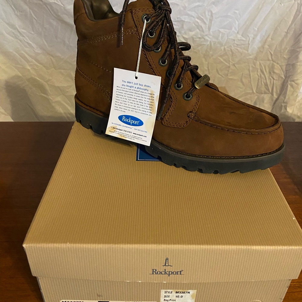 Rockport Mens Chukka casual/work boots . Size 10 NEW IN BOX